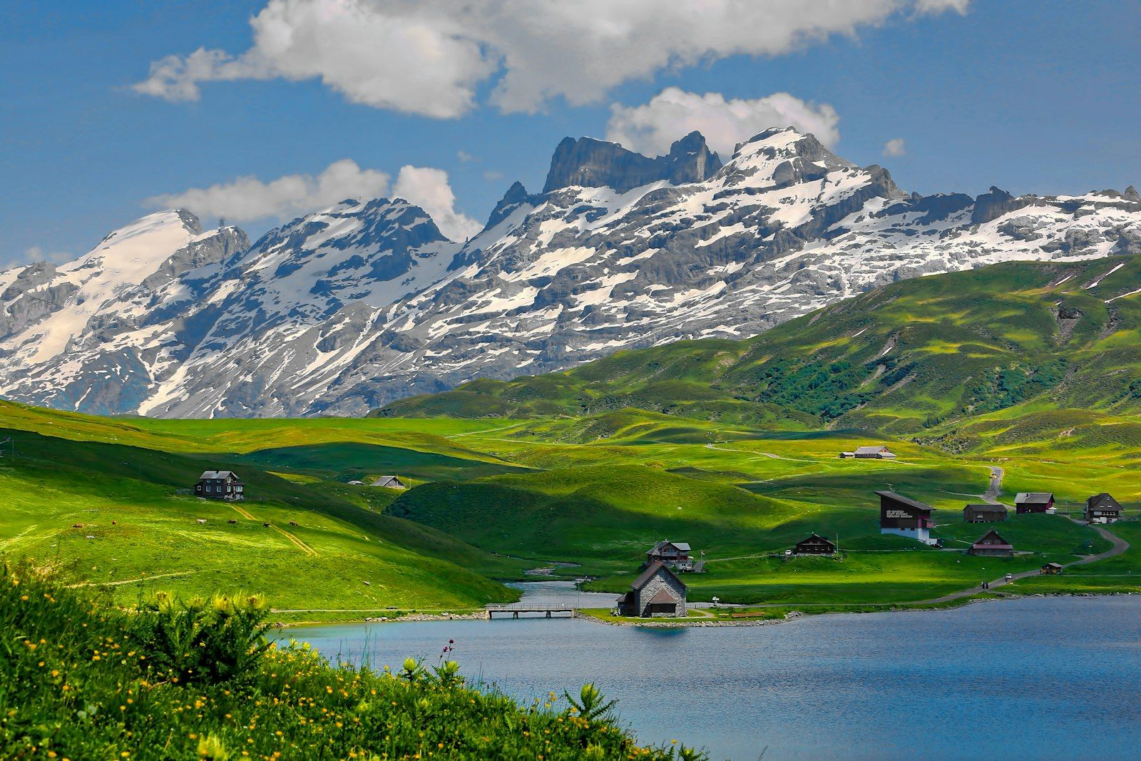 Montagne e lago in Svizzera